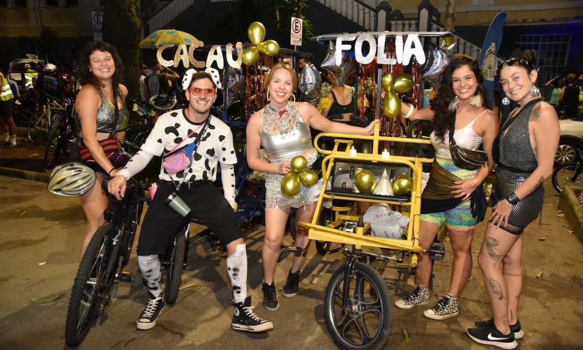 Foliões curtem o carnaval em duas rodas -Ramon Lisboa/EM/D.A.Press