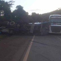 Acidente envolvendo carro, carreta e caminhão mata uma pessoa na BR-040 - CBMMG/Divulga&ccedil;&atilde;o