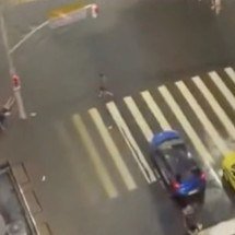 Homem tenta salvar mulher que levava choque e também é eletrocutado em Copacabana - Reproduc?a?o