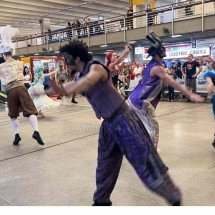 Carnaval de BH: turistas são recebidos na rodoviária com exibição de dança  - Edésio Ferreira/EM/D.A Press