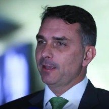 Na Europa e Oriente Médio, Flávio se apresenta como direita moderada