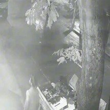 Homem tenta arrombar ambulância do Samu em Divinópolis - Câmera de monitoramento/Reprodução