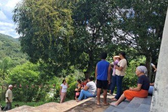 Muitas pessoas foram para áreas elevadas buscando proteção -  (crédito: Redes sociais/Reprodução)