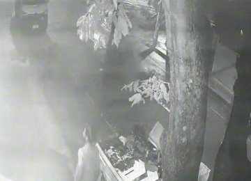 Câmera de monitoramento registrou a tentativa de furto -  (crédito: Câmera de monitoramento/Reprodução)