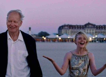Stellan Skarsgard interpreta um cineasta sueco e Elle Fanning vive uma atriz norte-americana em 'Valor sentimental', que chega hoje ao catálogo da Mubi e segue em cartaz nos cinemas -  (crédito: Retrato Filmes/Divulgação)