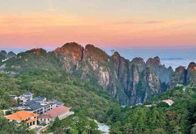 <p>O Pico Tiandu, localizado em Huangshan, na China, é famoso ter uma das trilhas mais desafiadoras e perigosas do país.</p>
 -  (crédito: Reprodução de Instagram)