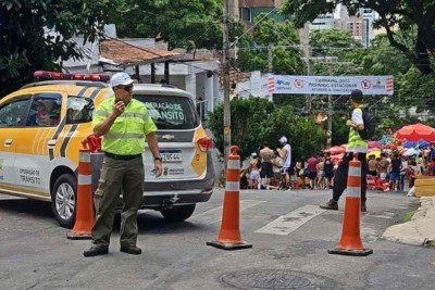 Centro, Andradas, Santa Tereza e Pampulha terão esquema especial de trânsito para os desfiles de blocos
Centro, Andradas, Santa Tereza e Pampulha terão esquema especial de trânsito para os desfiles de blocos
 -  (crédito: PBH/Divulgação)