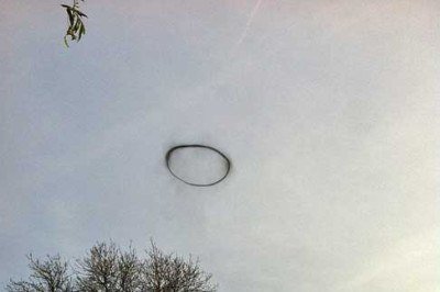 <p>O misterioso anel de fumaça que apareceu em vídeo nas redes sociais flutuando no céu de Nakhon Pathon, na Tailândia, era real, segundo a agência Reuters. O FLIPAR mostrou e republica para quem não viu. </p>
 -  (crédito: Reprodução de vídeo/Giorgina Heap)