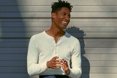 <p>O cantor Jon Batiste está confirmado no Rock in Rio 2026 e será uma das atrações do dia 7 de setembro, no Palco Mundo, marcando sua aguardada estreia na Cidade do Rock diante do público brasileiro.</p>
 -  (crédito: Divulgação/Louis Browne)