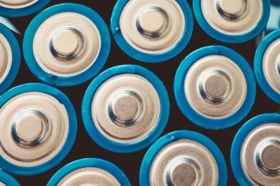 <p>Pesquisadores da Universidade de Bristol, em parceria com a Autoridade de Energia Atômica do Reino Unido desenvolveram uma bateria inovadora que pode durar até 5.700 anos!</p>
 -  (crédito: Freepik/wirestock)