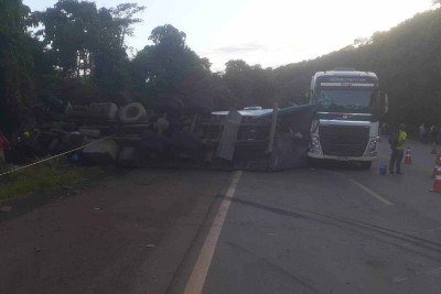Caminh&atilde;o tombou na via e atingiu a carreta e o carro de passeio -  (crédito: CBMMG/Divulga&ccedil;&atilde;o)