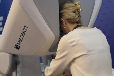 A principal diferença entre uma cirurgia comum e uma robótica está na forma como o procedimento é executado, e não no cirurgião, que continua sendo o responsável por todos os movimentos -  (crédito: Medbot/Divulgação)