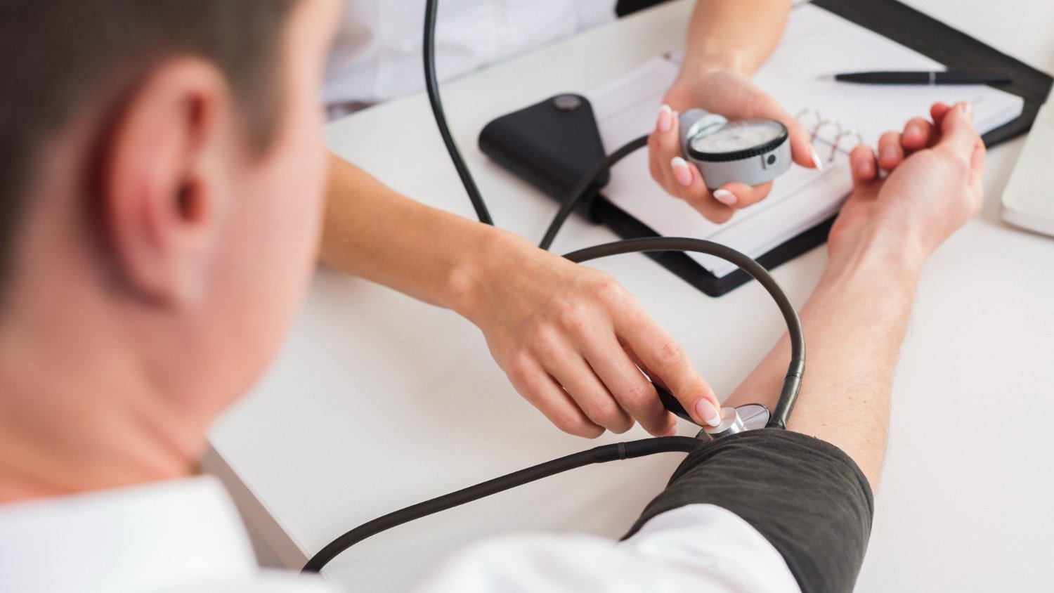 Infarto fulminante como o do influencer Maderite: o que é e sintomas - Freepik