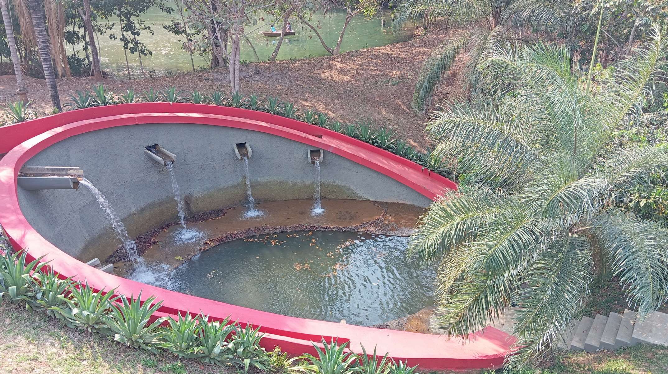  No Terras Verdes Hospedagem, o visitante tem acesso &agrave; cascata em formato de ferradura, com 7 duchas relaxantes
    -Carlos Altman/EM