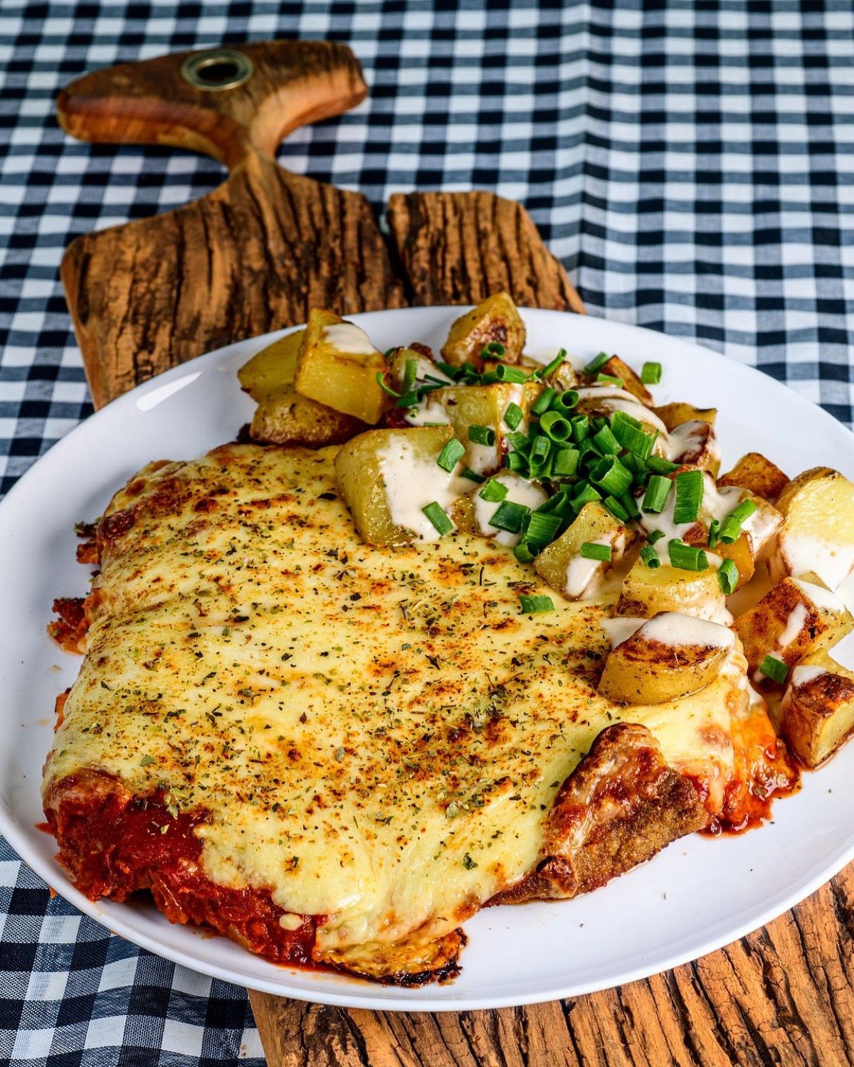 A parmegiana tradicional argentina do Massa Madre &eacute; assada, n&atilde;o frita