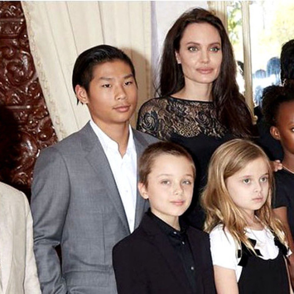 Filho de Angelina Jolie e Brad Pitt retira o sobrenome do pai de diploma