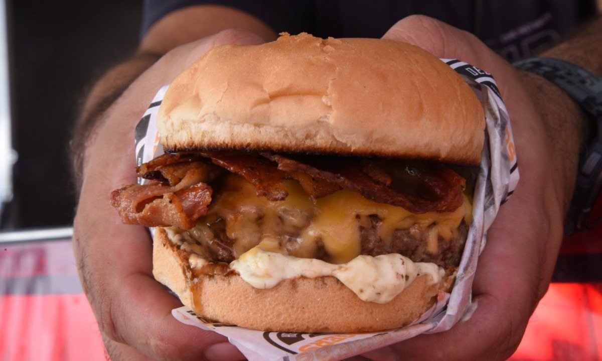 Para quem for encarar a folia, o destaque do food truck Dip's Burger &eacute; o BBQ Bacon, com hamb&uacute;rguer artesanal, queijo, bacon caramelizado, barbecue e um molho especial da casa com toque de alho e defumado