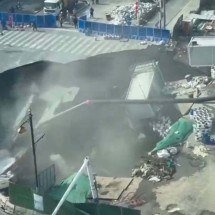 Rua desaba na China e abre cratera em obra de metrô - frame de vídeo