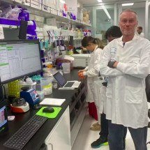 Em busca do soro universal, homem aceita ser cobaia para centenas de picadas de cobras - Reprodução/X