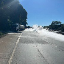 Vídeo: carreta bate em ônibus e liquído perigoso vaza na BR-381 - Corpo de Bombeiros/Reprodução