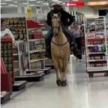 Homem vai às compras em cavalo e causa indignação - Reprodução de redes sociais 