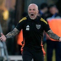 Dirigente europeu trata jogadores e técnicos como empregados - JUAN MABROMATA / AFP