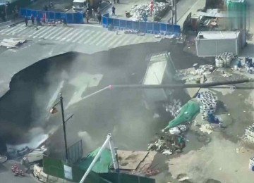 Cratera se abriu em rua de Xangai, onde há uma obra de expansão do metrô -  (crédito: frame de vídeo)