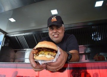 Felipe Borba anda pela cidade com seu food truck de hamb&uacute;rguer artesanal, o Dip's Burger -  (crédito: Gladyston Rodrigues/EM/D.A Press)