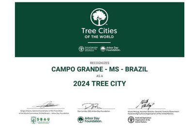 <p>Pela sexta vez consecutiva, Campo Grande conquistou o título de “Tree City of the World”, reconhecimento da FAO e da Arbor Day Foundation.<br />
Este feito, em 2025, colocou a capital sul-mato-grossense como referência global em arborização urbana, destacando seu compromisso com o meio ambiente.</p>
 -  (crédito:  Divulgação)