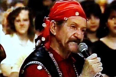 <p>Humorista afiado e personagem inesquecível, Pedro de Lara marcou gerações nos programas de auditório, em especial no Show de Calouros apresentado por Silvio Santos. Seu jeito ranzinza diante das câmeras escondia um coração generoso e uma mente sábia. Em 13/09/2007, o Brasil perdeu sua irreverência. Já são, portanto, 18 anos sem o comediante.</p>
 -  (crédito: Reprodução do Youtube)