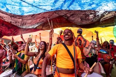 Bloco Abalô-Caxi estenderá bandeira gigante do orgulho LGBT neste carnaval  -  (crédito: Ronaldo Alves/Divulgação)