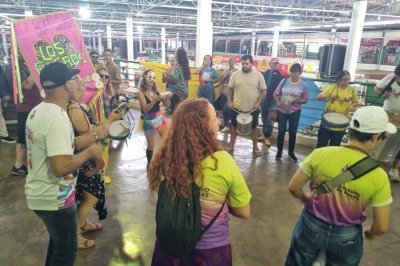 Bloco Los Fuleros comandou a anima&ccedil;&atilde;o na abertura do Carnaval 2026 no Mercado Municipal de Montes Claros -  (crédito: Luiz Ribeiro/DA Press)