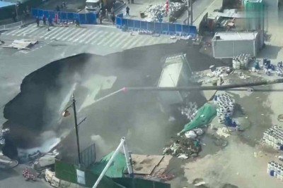 Cratera se abriu em rua de Xangai, onde há uma obra de expansão do metrô -  (crédito: frame de vídeo)