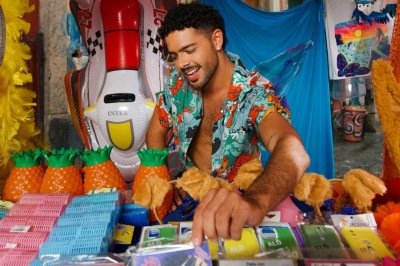 Pedro Sampaio em sua 'banquinha' no carnaval: uma das ofertas é 'Jetski', atualmente a música mais ouvida do Spotify
 -  (crédito: Steff Lima/divulgação)