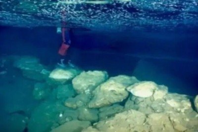 <p>Estudos feitos em uma ponte de pedra submersa em caverna na ilha de Maiorca, no Mediterrâneo, revelaram que os humanos viveram na região em época anterior ao que se suponha.</p>
 -  (crédito: Divulgação/Bogdan Onac)