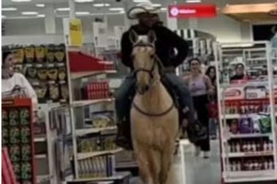 <p>Um homem entrou montado em um cavalo dentro de uma loja nos Estados Unidos, em um episódio registrado em vídeo recentemente e amplamente compartilhado nas redes sociais. A cena inusitada chamou atenção pelo uso de um animal em um ambiente fechado e comercial.</p>
 -  (crédito: Reprodução de redes sociais )