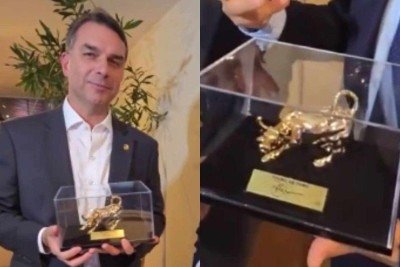O pré-candidato a presidente Flávio Bolsonaro (PL) recebeu o touro de ouro para simbolizar uma 'boa sorte' -  (crédito: Reprodução/Redes sociais)