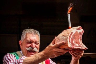 <p>Para ele, cozinhar e servir carne não é apenas um ofício, mas um ato de comunicação e troca de energia.</p>
 -  (crédito: Reprodução @dariocecchinimacellaio)