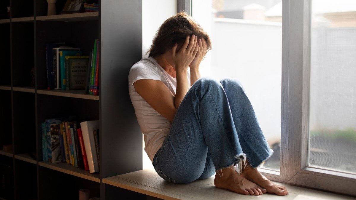 A imagem reflete a ang&uacute;stia e a necessidade de apoio em sa&uacute;de mental, ressaltando a import&acirc;ncia dos servi&ccedil;os gratuitos. -  (crédito: Freepik)