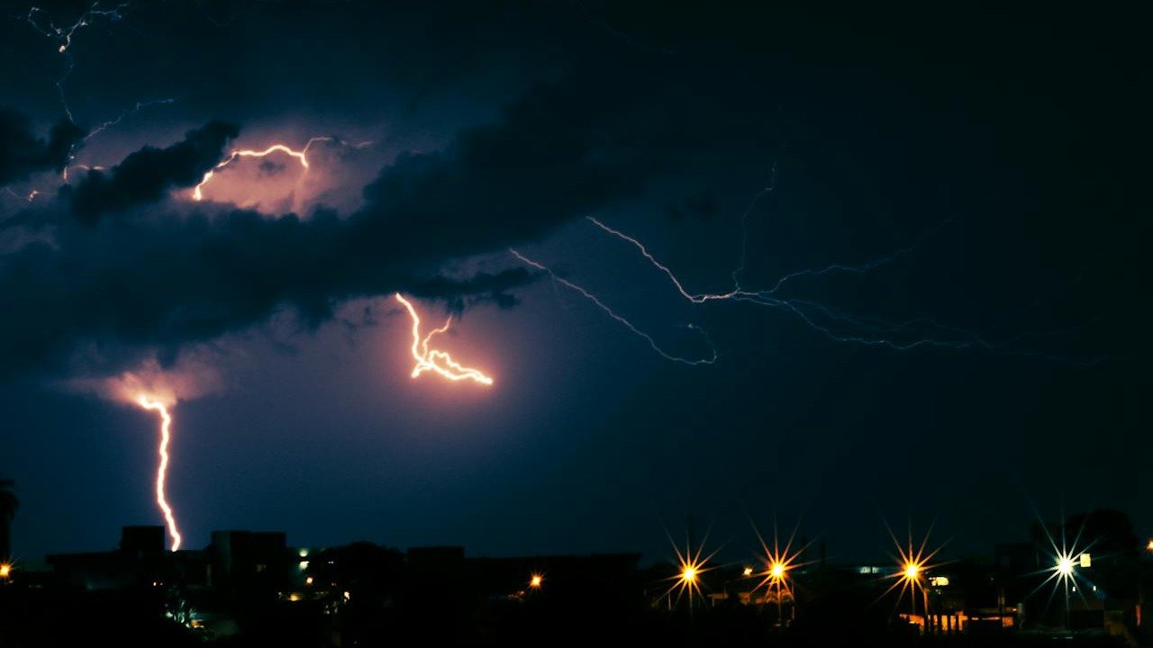 Como proteger sua casa e seus eletrônicos durante uma tempestade forte - Ramon Ferrary/ Pexels