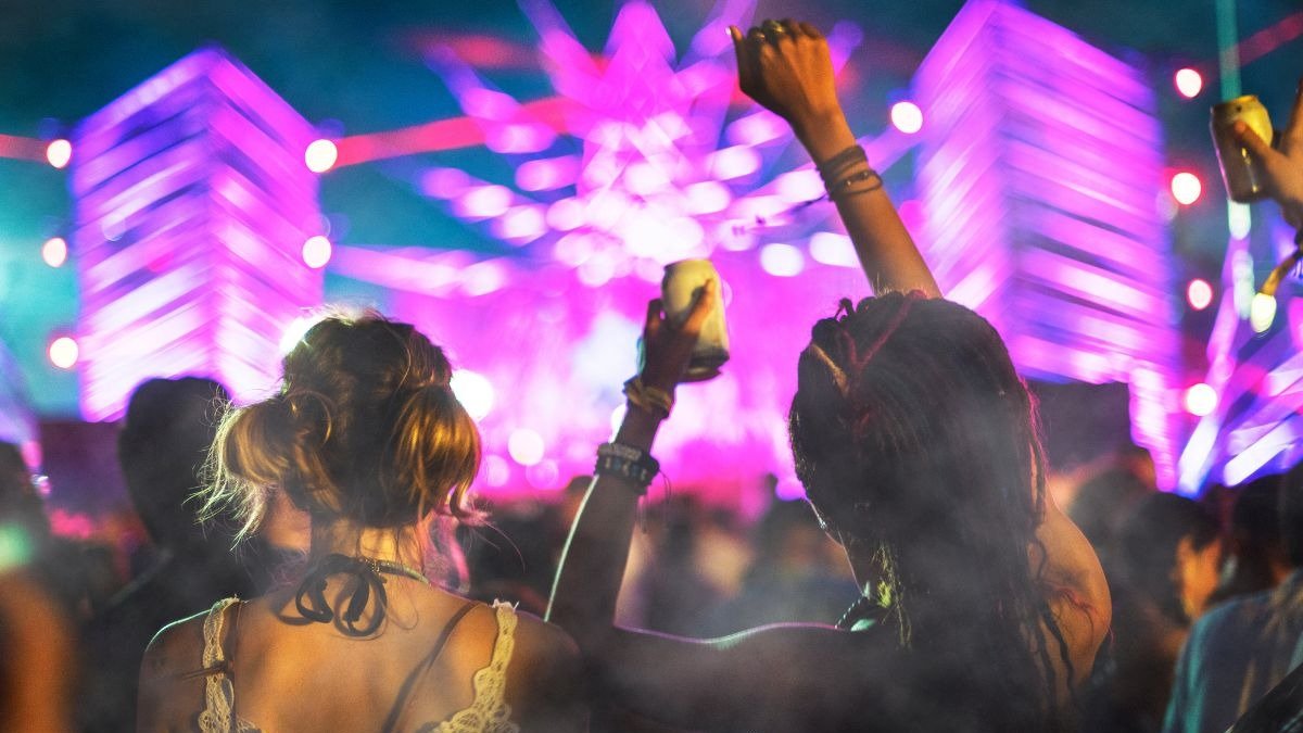 P&uacute;blico vibrante em festival de m&uacute;sica, um cen&aacute;rio comum nos grandes eventos ao vivo previstos para 2026. -  (crédito: Freepik)