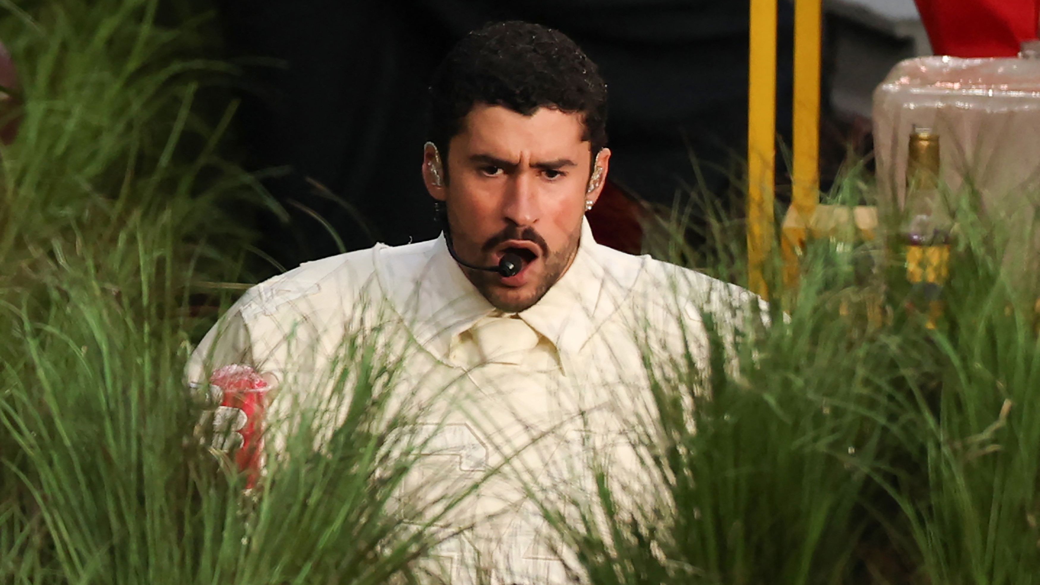 Bad Bunny em sua apresenta&ccedil;&atilde;o no Super Bowl, cujas repercuss&otilde;es emocionais nos Estados Unidos e na Am&eacute;rica Latina s&atilde;o analisadas na mat&eacute;ria. -  (crédito:  Patrick T. Fallon / AFP)