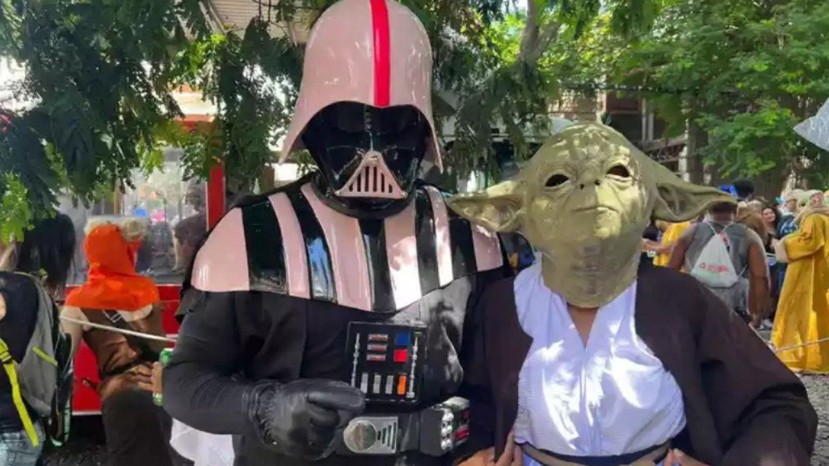 A dupla Darth Vader e Yoda presente no Bloco da Estrela da Morte, evento que celebra 10 anos de carnaval geek em BH -  (crédito: Ana Raquel Lelles/EM)