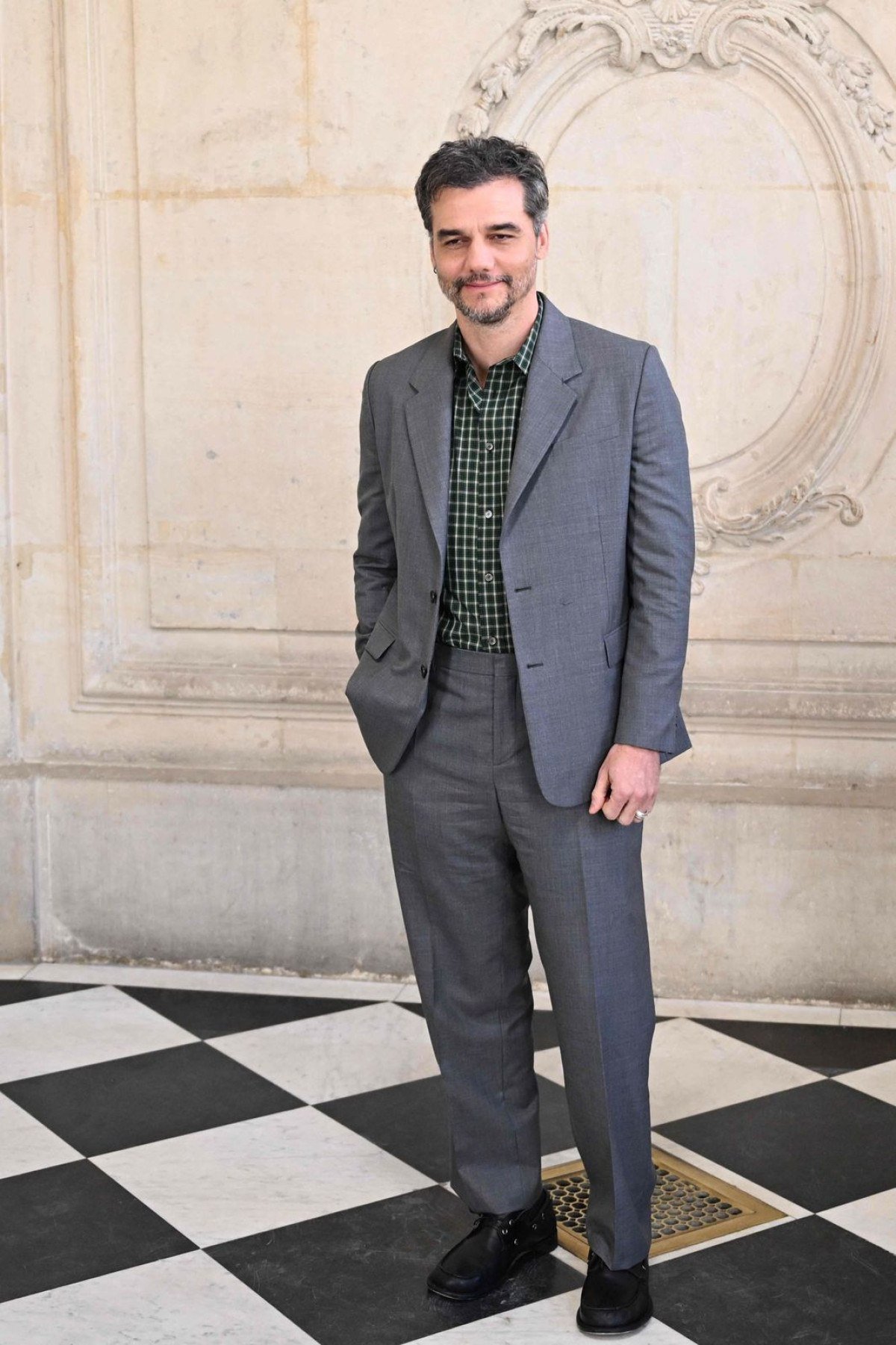 Wagner Moura marcou presen&ccedil;a no desfile da cole&ccedil;&atilde;o de inverno masculina da Dior, na Semana de Moda de Paris. Ele apostou em um terno cinza e uma camisa com detalhes em xadrez