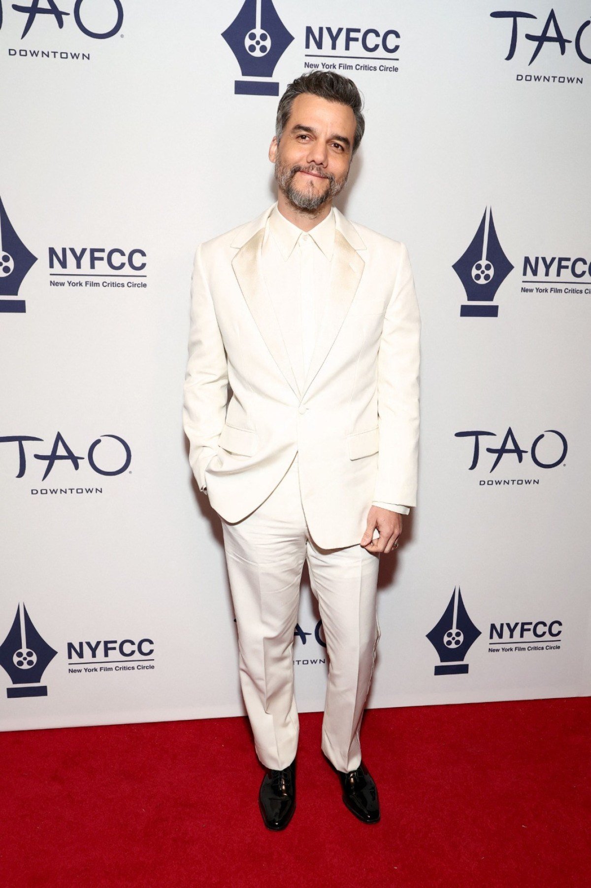 Em Nova York, o protagonista de 'O agente secreto' surge em look todo branco para o New York Film Critics Circle Awards