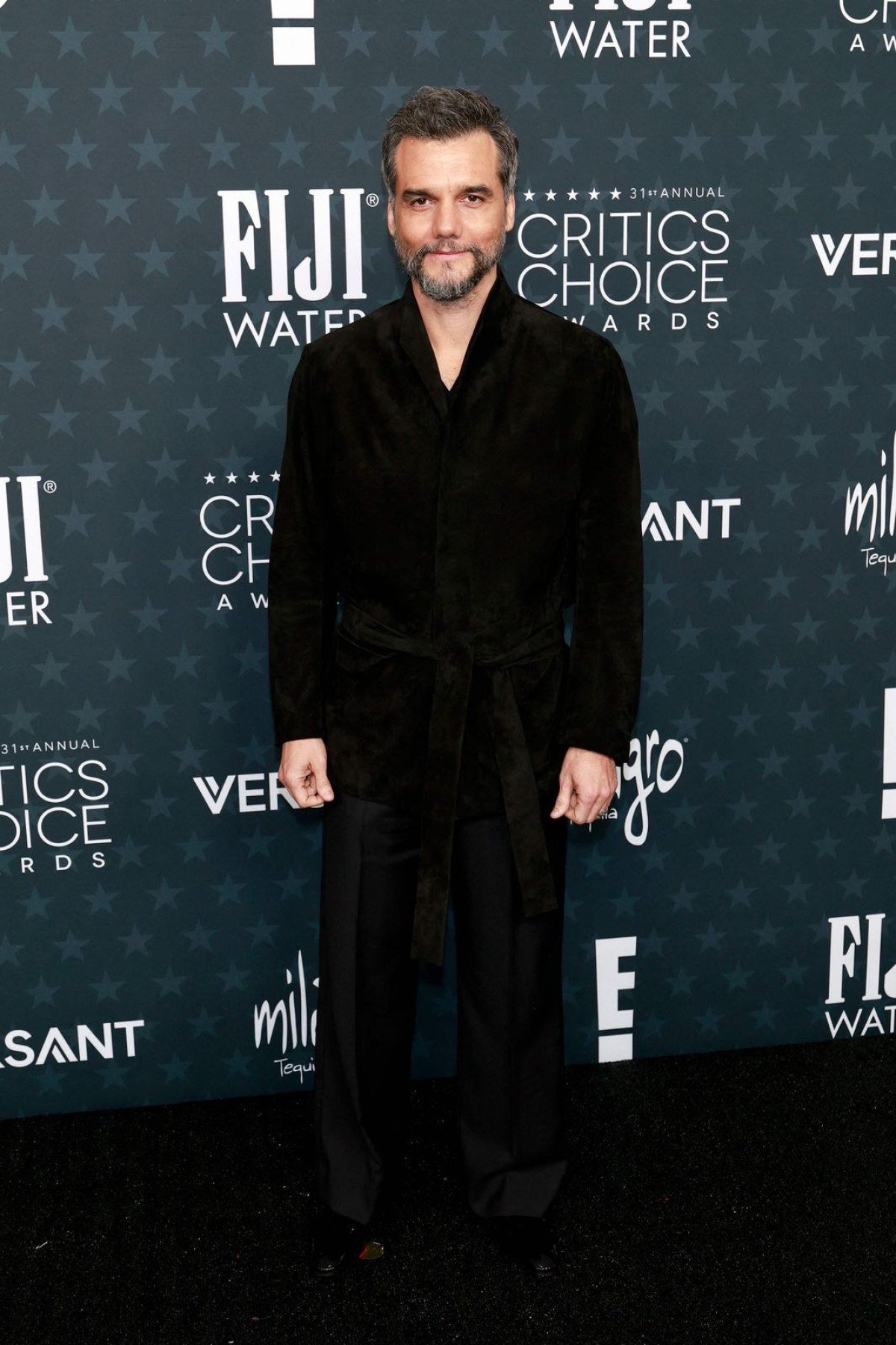 No 31º Annual Critics Choice Awards, em Santa Monica, na California, Wagner Moura investe em um look todo preto, com camisa que remete ao estilo de um quimono 