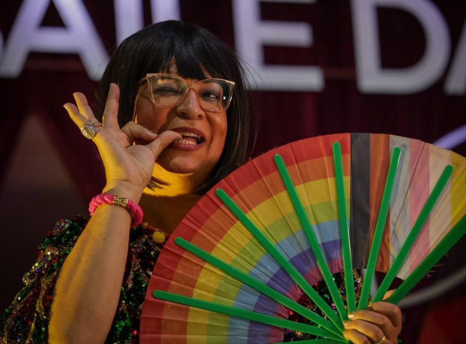 Humorista Kayete olha para a c&acirc;mera e segura leque multicolorido durante o Baile das Artes, em Belo Horizonte