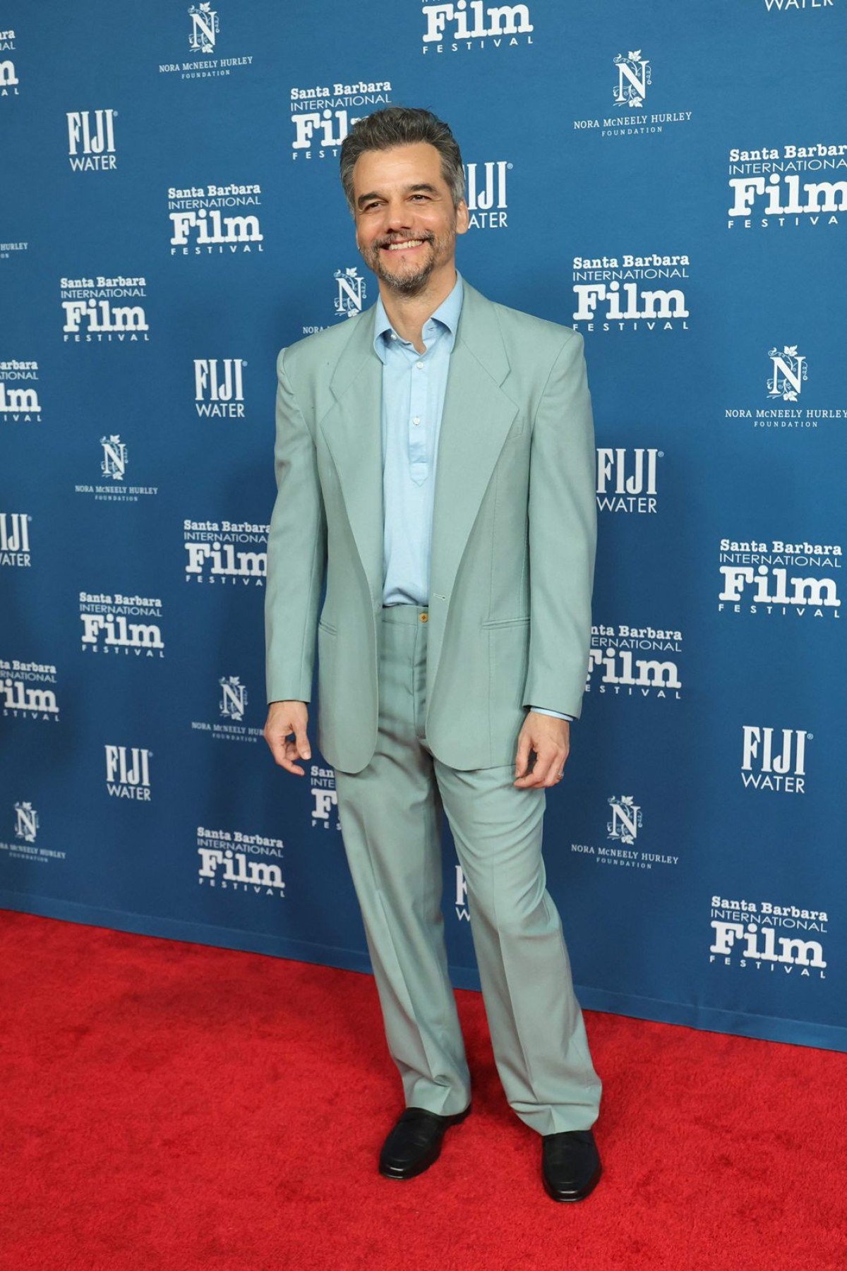 Fugindo dos tons escuros, Moura marca presen&ccedil;a no 41&ordm; Annual Santa Barbara International Film Festival, em Santa Barbara, na Calif&oacute;rnia, com diferentes tons de azul claro