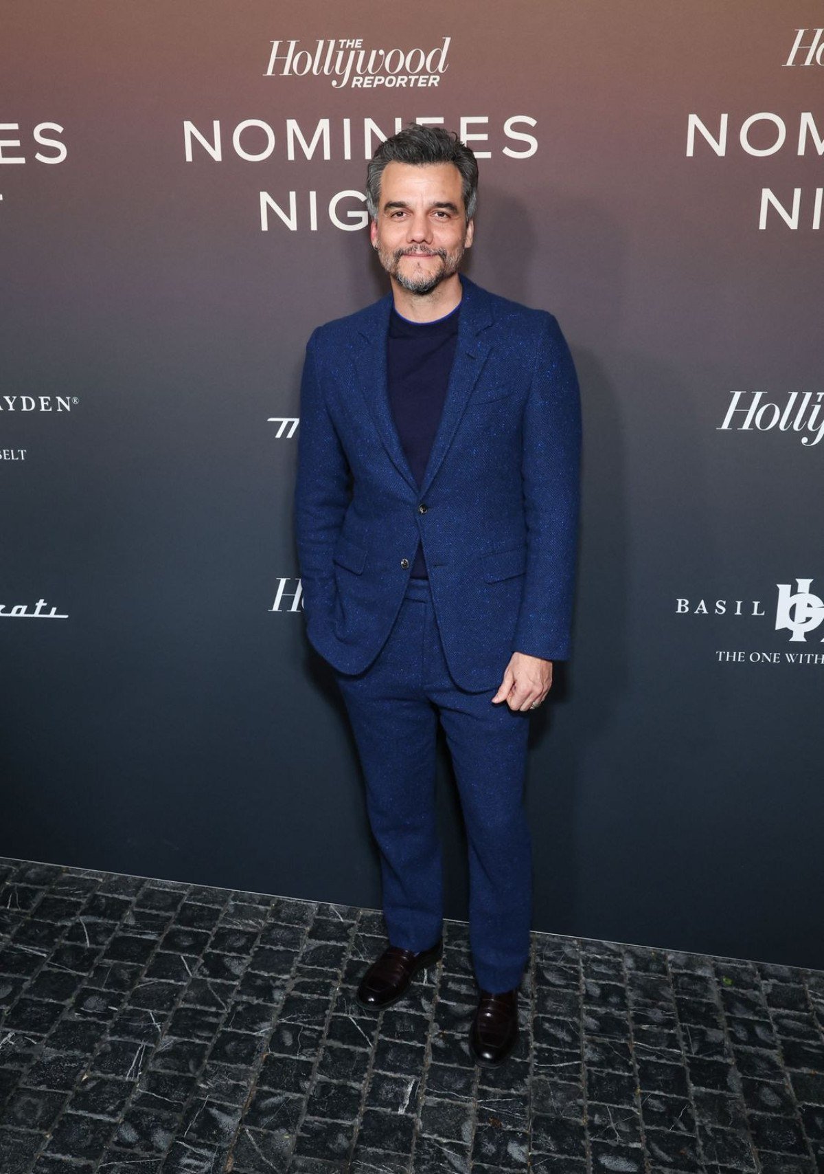 Na Noite dos Indicados do The Hollywood Reporter, em Los Angeles, na Califórnia, Wagner Moura chegou ao tapete vermelho com terno azul escuro 