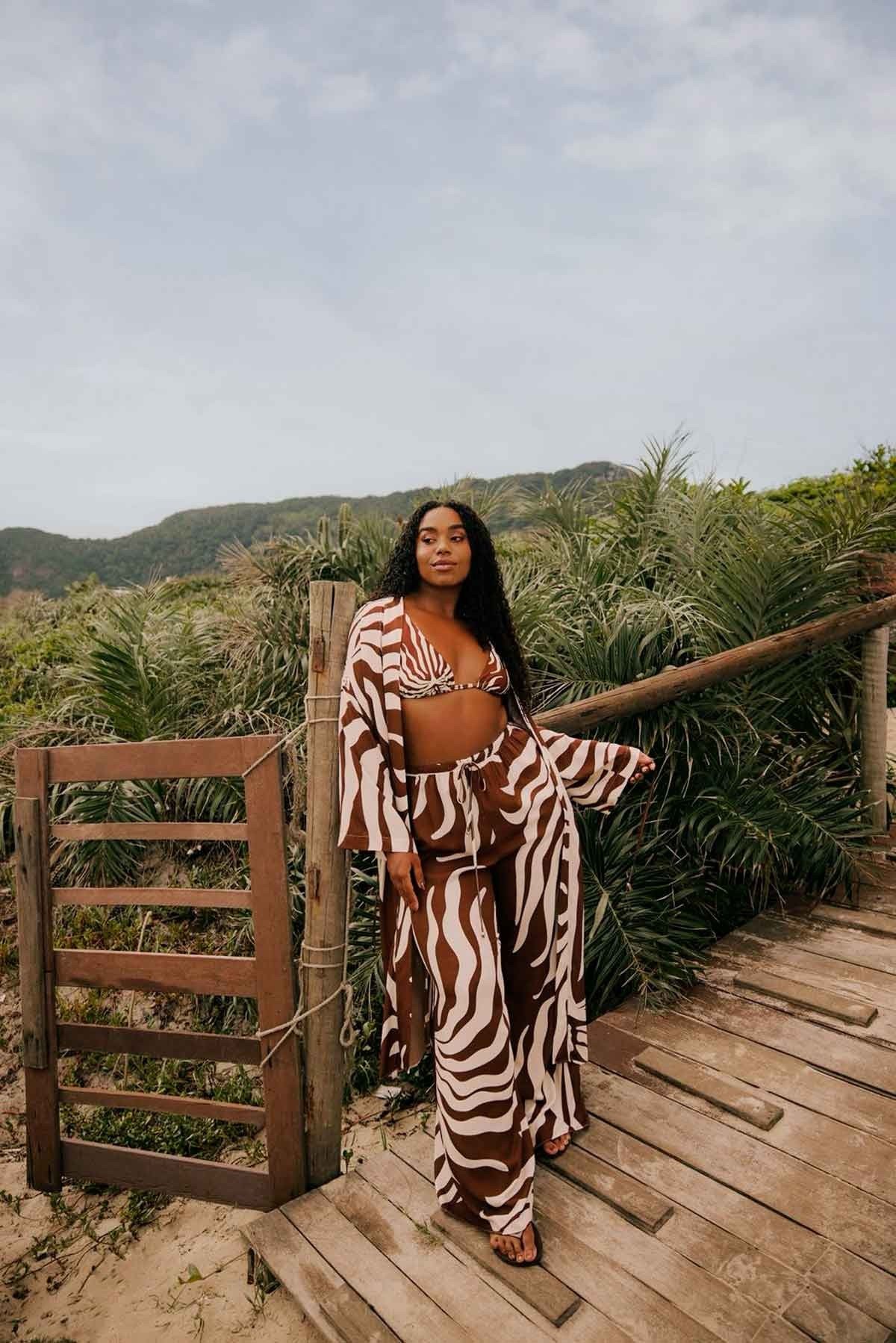 A cole&ccedil;&atilde;o &eacute; composta por 17 pe&ccedil;as que transitam com naturalidade entre a praia e a cidade